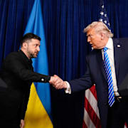Volodymyr Zelenskyj och Donald Trump skakar hand.