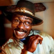 Rubin ”Hurricane” Carter tar en boxningspose under en intervju i sitt hem i Toronto 1999.