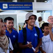 De tillfångatagna sjömännen i landar i Kenya på söndagen.