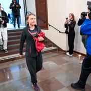 Greta Thunberg anländer till Stockholms tingsrätt. 