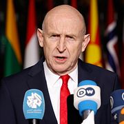 John Healey vid ett möte i februari i år, när han var brittisk försvarsminister. Nu är han finansminister.