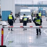 Polis, passkontrollanter, tull och kustbevakning arbetar i hamnen i Trelleborg.