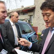 Stefan Löfven pratar med journalister på svenska ambassaden i Peking.