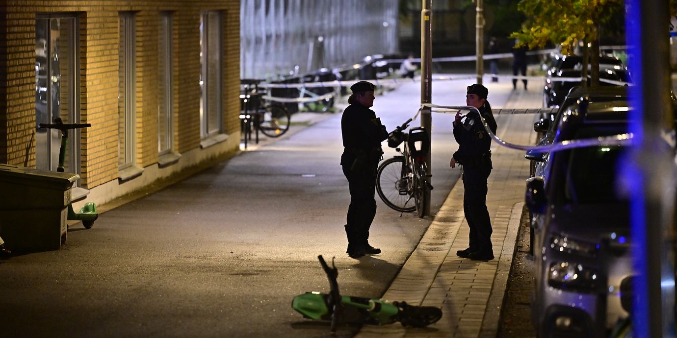 Polisen på plats i Älvsjö.