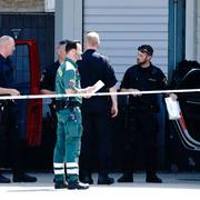 Polisen arbetar på platsen.