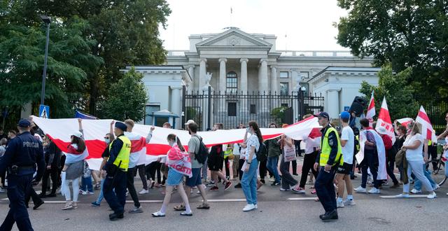 Demonstrationer utanför ryska ambassaden i Warszawa. Czarek Sokolowski / AP