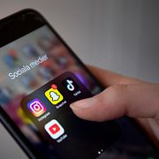 Plattformar och bolag måste ta större ansvar för att unga påverkas negativt av sociala medier.