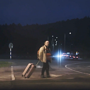  Klipp från TV2:s dokumentär av när Steinar Wangen går för att möta reportrarna på ett hotell i Strömstad.
