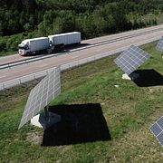 En solcellspark placerad vid E18 mellan Enköping och Västerås. Arkivbild.