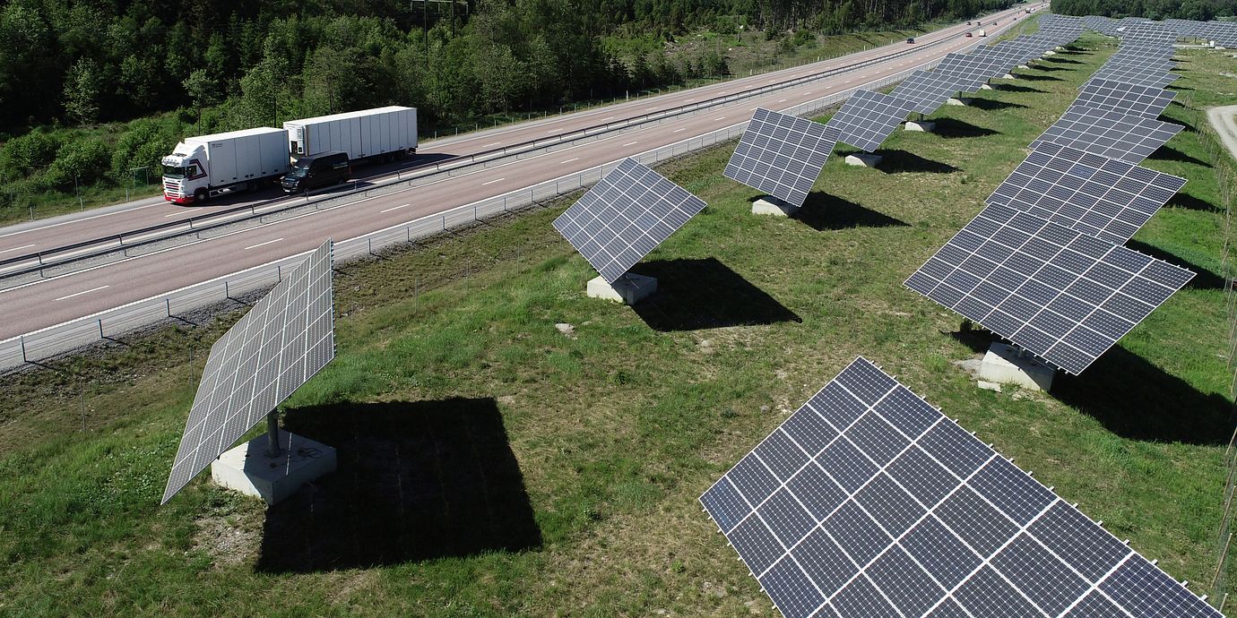 En solcellspark placerad vid E18 mellan Enköping och Västerås. Arkivbild.