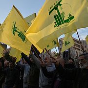 Hizbollahanhängare med rörelsens flaggor under en protest mot Israels militära agerande i Libanon i Beirut i februari 2026