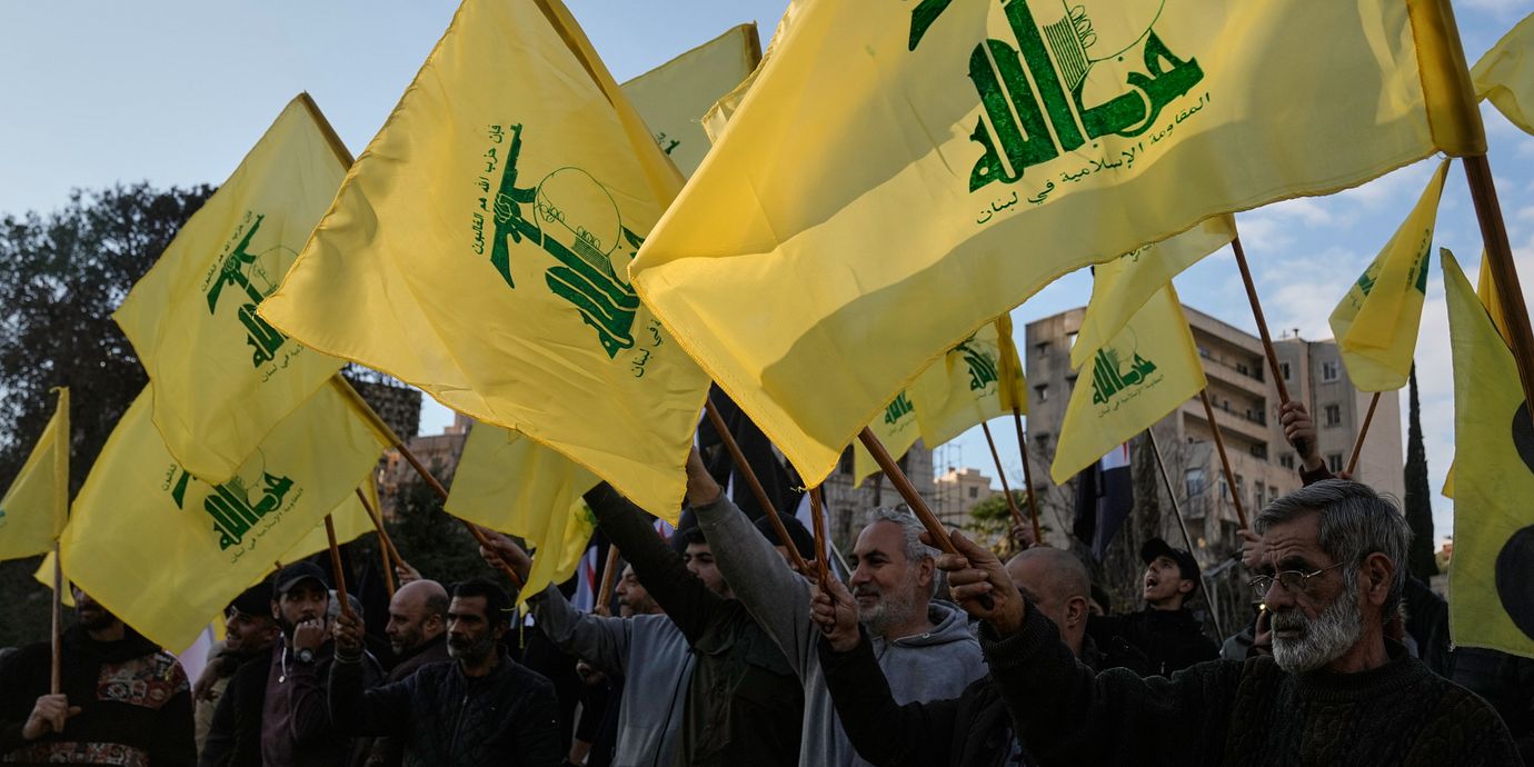 Hizbollahanhängare med rörelsens flaggor under en protest mot Israels militära agerande i Libanon i Beirut i februari 2026