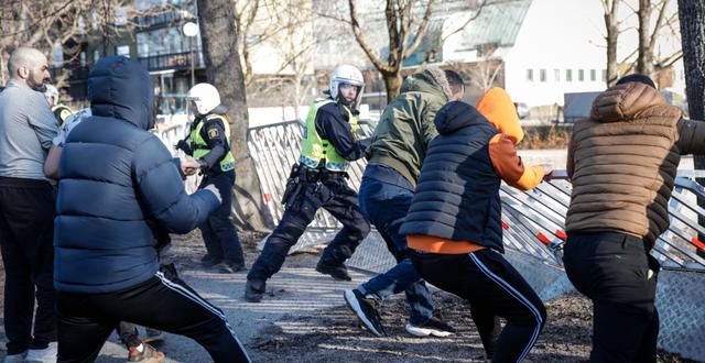 En grupp motdemonstranter försöker ta sig förbi polisens avspärrningar i Sveaparken i Örebro under påskupploppen.  Kicki Nilsson/TT
