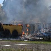 Räddningstjänst på plats vid en kraftig brand i en radhuslänga med totalt sex lägenheter i området Bergvik i Söderhamn