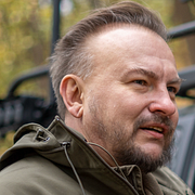 Serhij ”Flash” Beskrestnov och arkivbild på ryska satelliter som skjuts upp i omloppsbana.