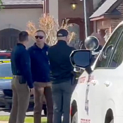 Poliser vid brottsplatsen.