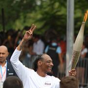 Snoop Dogg med facklan i hand i förorten Saint-Denis Paris.