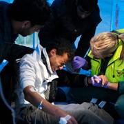 En av de hungerstrejkande tas om hand (13/9)