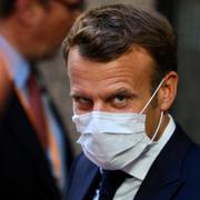 Emmanuel Macron lämnar mötet på måndagsmorgonen