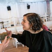 Liberalernas tidigare partiledare Johan Pehrson gratulerar efterträdaren Simona Mohamsson (L) vid partiledarbytet i somras.