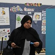 En palestinsk israel röstar i en vallokal i Umm al-Fahm i norra Israel på tisdagen.