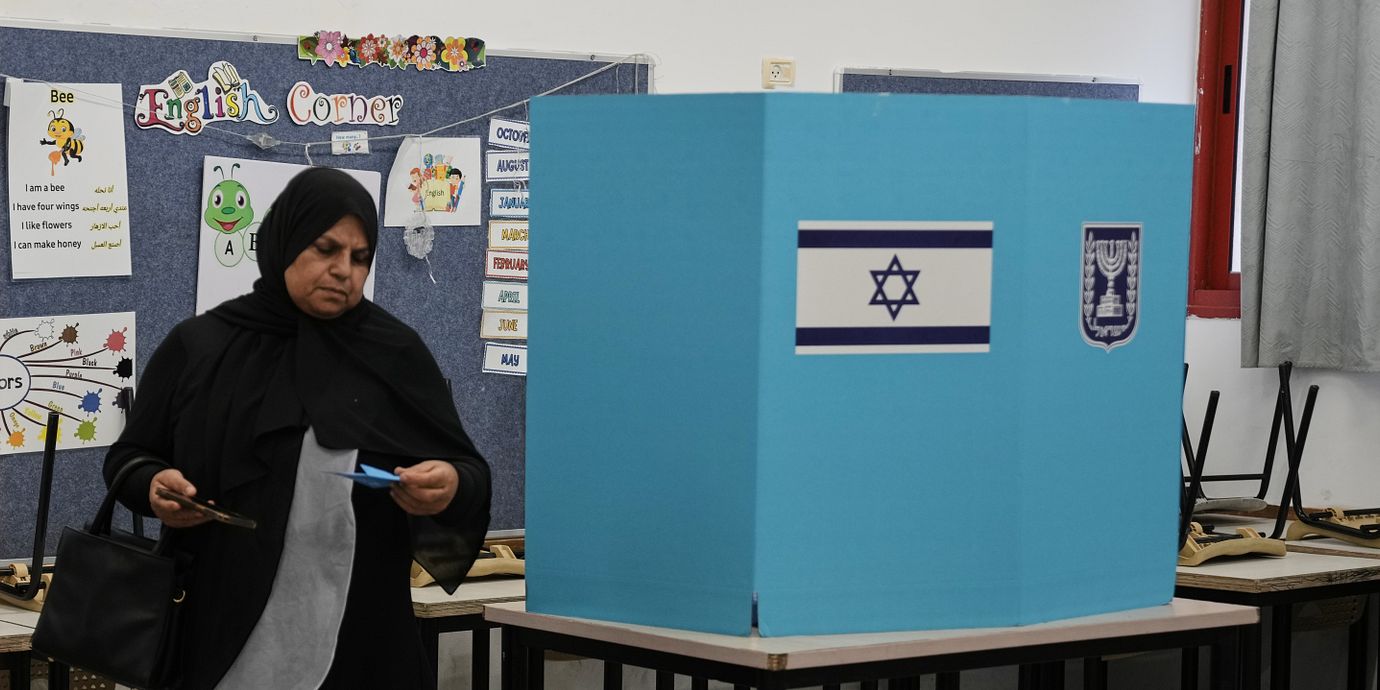 En palestinsk israel röstar i en vallokal i Umm al-Fahm i norra Israel på tisdagen.
