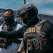 Till vänster: En ung kvinna protesterar mot dödsskjutningen av Johan Sebastian Durán Guerrero i Maine. Till höger: En ICE-agent fotograferad i New Jersey i maj 2026.