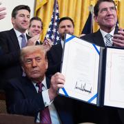 Donald Trump visar upp det undertecknade lagförslaget ”Genius” som reglerar stablecoins.