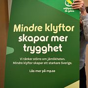 Miljöpartiets partisekreterare Katrin Wissing samt språkrören Daniel Helldén och Amanda Lind presenterar partiets valbudskap, april 2026.