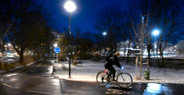 Kvinna som cyklar i mörkret. Janerik Henriksson/TT