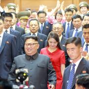 Kim Jong-Un och hustrun Ri Sol Ju besöker Nordkoreas ambassad i Peking.