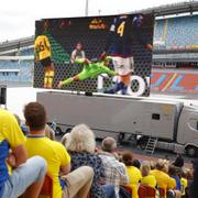 Svenska fans tittar på matchen mellan Japan och Sverige på Gamla Ullevi i Göteborg på fredagen.
