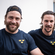 Två av Sveriges stjärnor, kompisarna Victor Hedman och Erik Karlsson. Till höger Jukka Jalonen. 