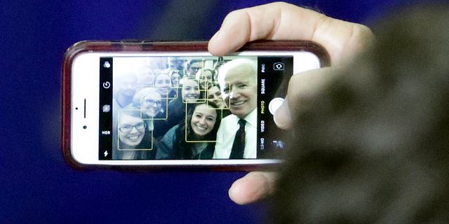 Joe Biden tar en selfie med studenter i Wisconsin, oktober 2018. STEVE APPS / AP