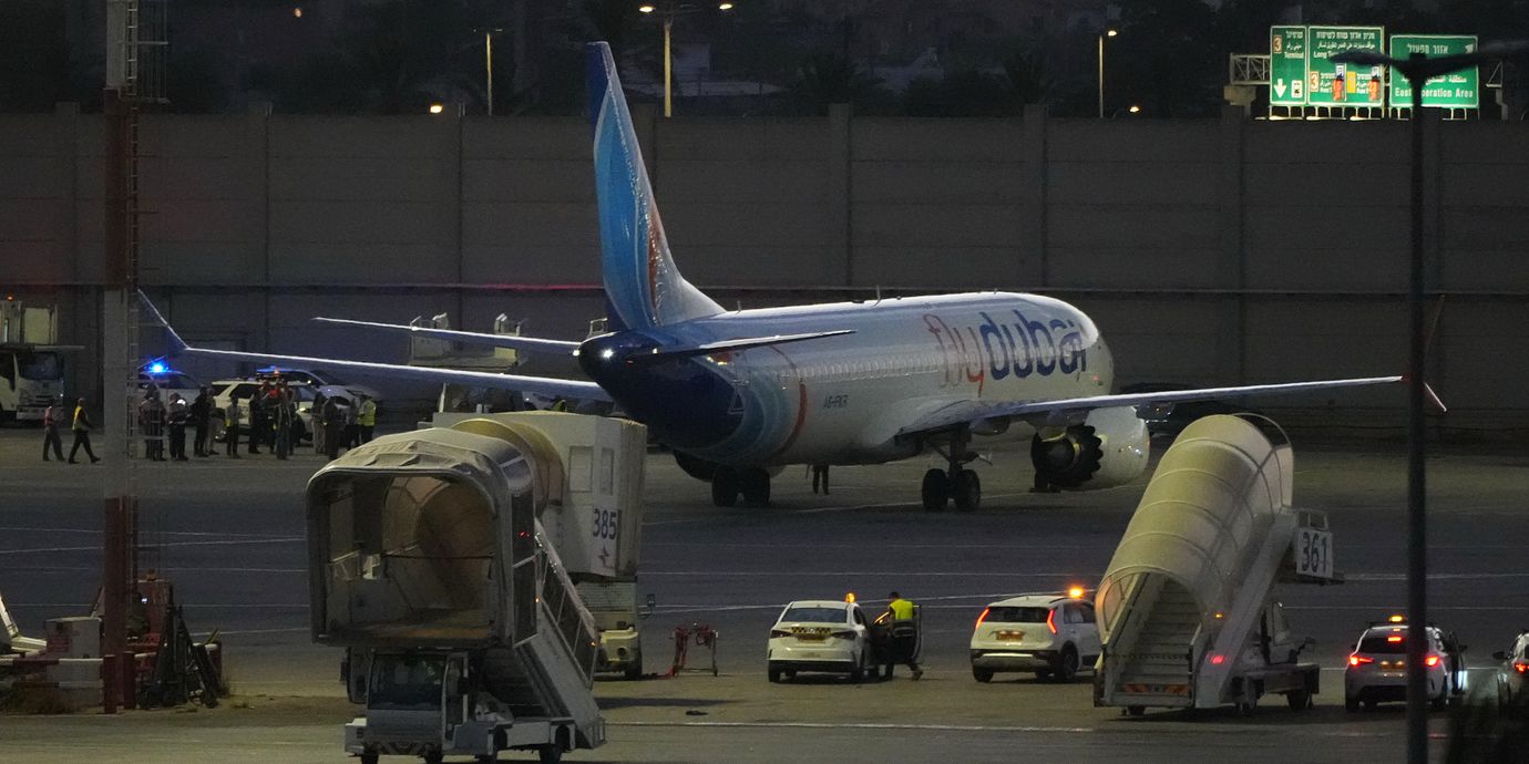 Flydubai-planet som nödlandade i Saudiarabien står parkerat på Ben Gurion-flygplatsen utanför Tel Aviv.