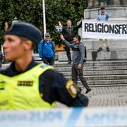 Personer från det danska högerextrema partiet Stram kurs demonstrerar med koranen på Stortorget i Malmö. 