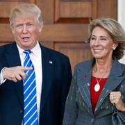 Donald Trump och Betsy DeVos i november förra året.