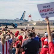 Trump-väljare välkomnar vicepresident Mike Pence till Arizona strax före valet.