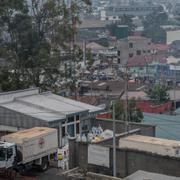 Röda korsets personal arbetar med att frakta kroppar efter tidigare strider i Kongo-Kinshasa.