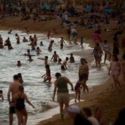 Människor svalkar sig med bad i Barcelona, Spanien. 31 maj 2025. 