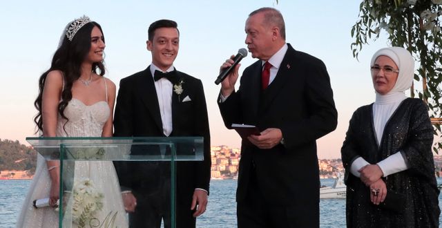 Mesut Özil, Amine Gülse, Recep Tayyip Erdogan och presidenthustrun Emine Erdogan. - / TURKISH PRESIDENTIAL PRESS SERVI