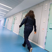 Till vänster: Den mordmisstänkte Vilma Andersson. Till höger: Genrebild från häktet i Huddinge, tagen i februari 2019. Personen på bilden har ingen koppling till innehållet i artikeln.