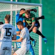 Häckens målvakt Jonathan Ursin Rasheed och Varbergs Jesper Modig under kvällens match. 