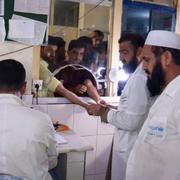Invånare i Nangarhar lämnar blod på ett sjukhus.