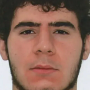 21-årige Abdul till vänster, Blåljuspersonal till höger.