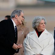 Arkivbild. USA:s finansminister Scott Bessent tillsammans med Vita husets stabschef Susie Wiles. 