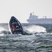 Svenska polisens nationella insatsstyrka (NI) och Kustbevakningen på väg ut till ett av de bordade fartygen.