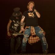 Slash och sångaren Axl Rose live i Mexiko, mars 2020.