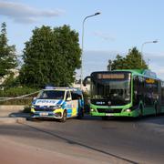 Polis bredvid en Uppsalabuss. Dock inte den buss som träffades av skotten på fredagen. 