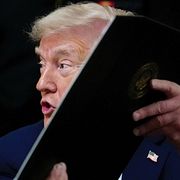 Regimtrogna iranier jublar i Teheran efter beskedet om vapenvila/Donald Trump.